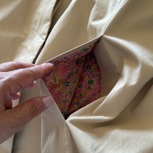 Beautiful Gently Loved Women's Tan Rain Coat with Floral Lining by Michael Kors - Picture 12 of 15